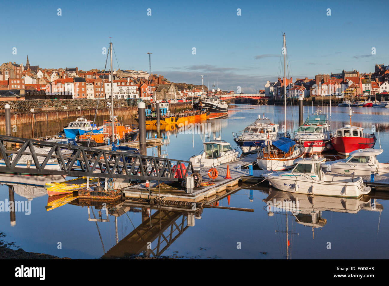 Der Fischerei Hafen von Whitby, North Yorkshire, England, UK, auf dem Fluß Esk, an einem sonnigen Wintermorgen. Stockfoto