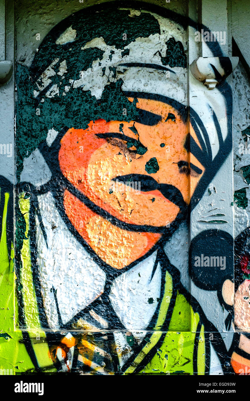 Peeling malen auf Graffiti-Kunst von einem Mann mit Turban und binden Sie auf ein Sport-Pavillon Wand, Southampton, England Stockfoto