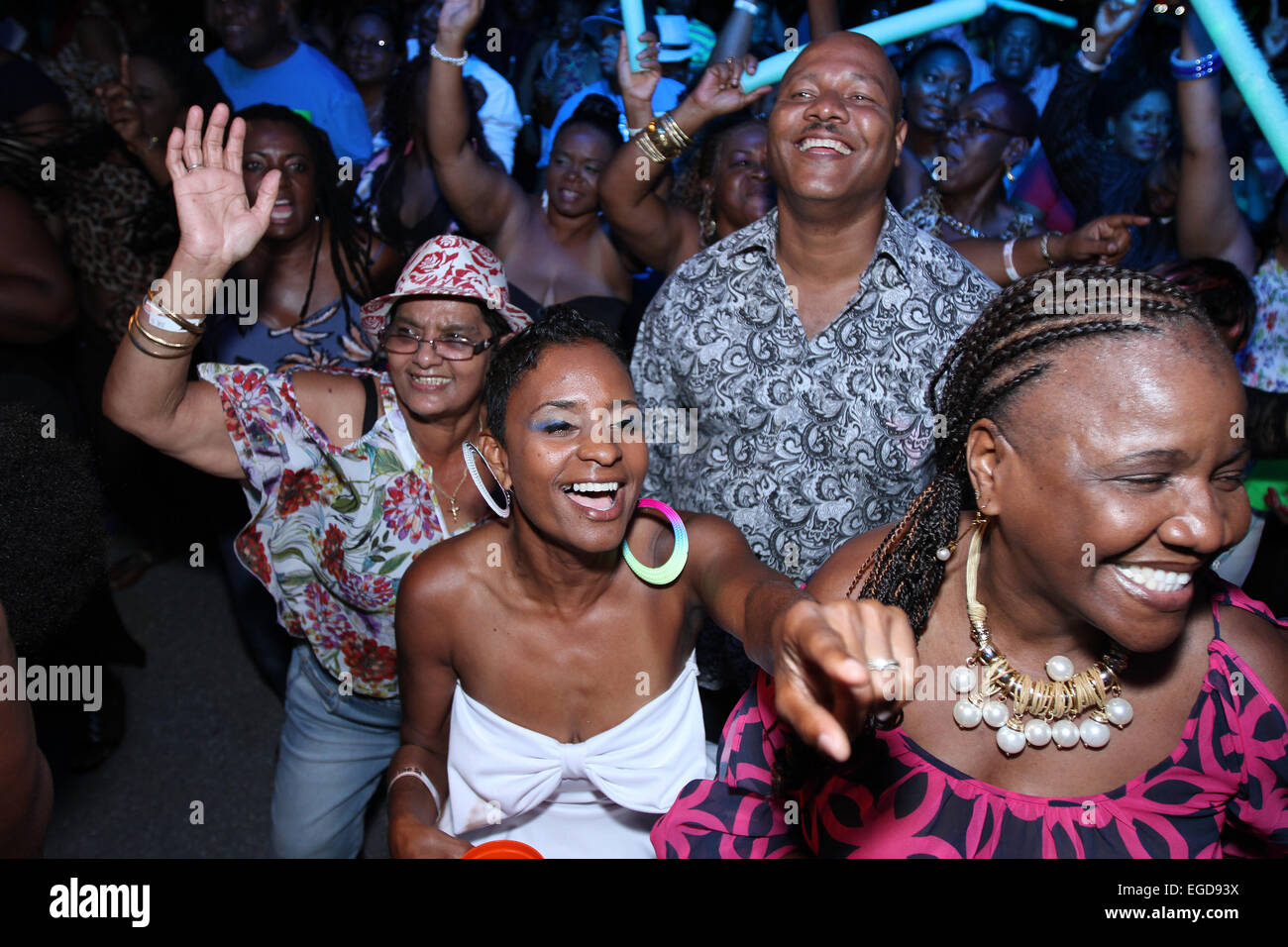 Publikum tanzt und jubelt während der Toyota-Schlacht der Geschlechter Konzert in Jean Pierre Complex während Karneval in Trinidad. Stockfoto