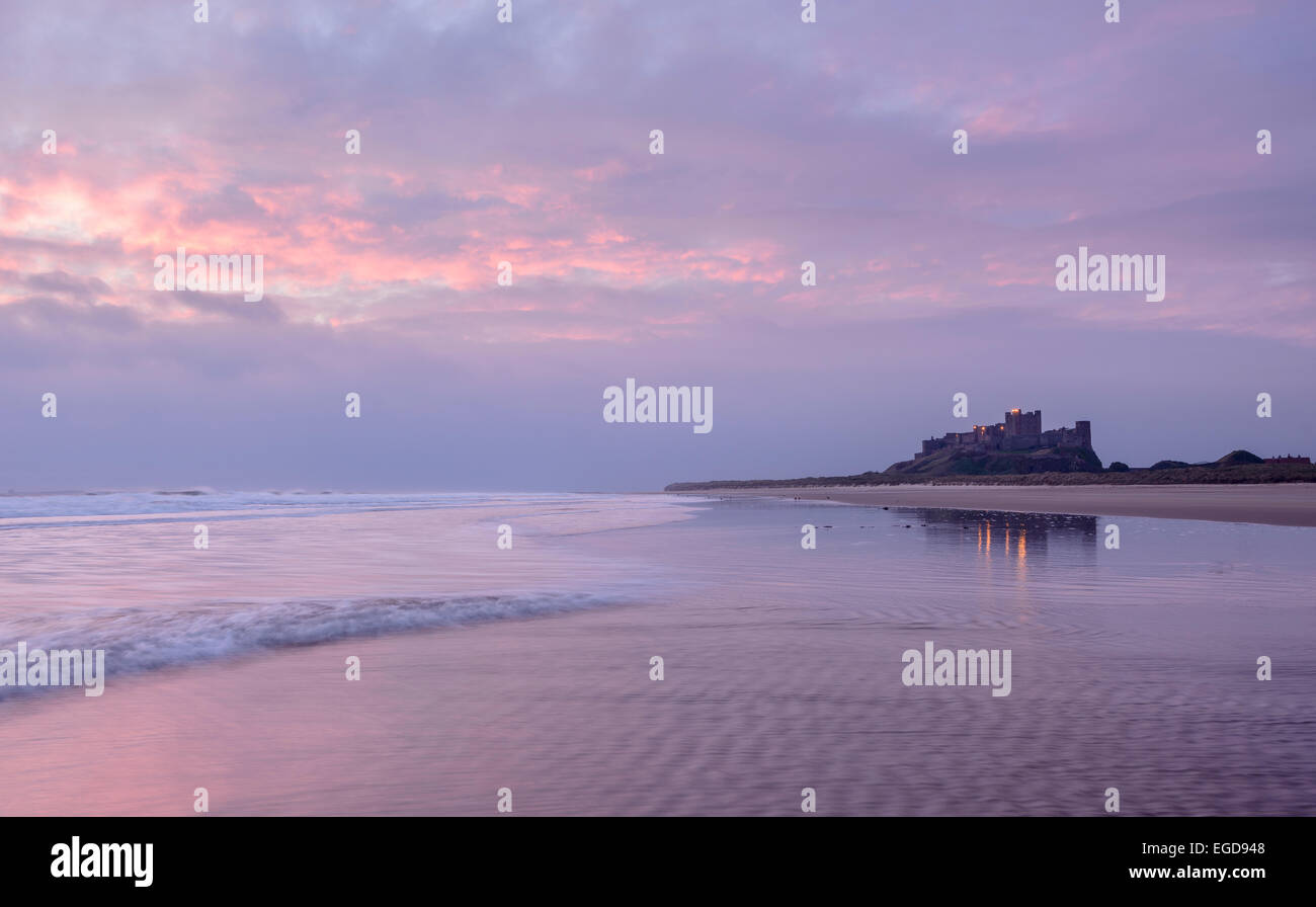 Ein Blick auf Bamburgh Castle in Northumberland. Stockfoto