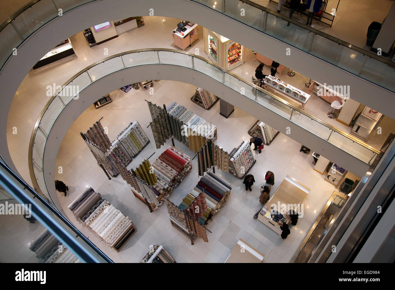 Stoff-Abteilung im Erdgeschoss bei Peter Jones in London UK Stockfoto