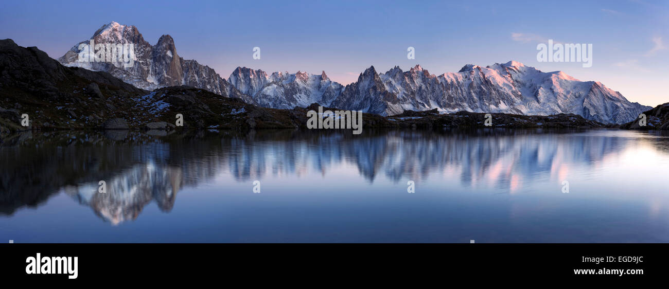 Panorama des Mont-Blanc-Massivs in der Abenddämmerung mit Reflexion in den Berg See Lac de Chesery in Herbst, das Tal von Chamonix, Haute-Savoie, Frankreich Stockfoto