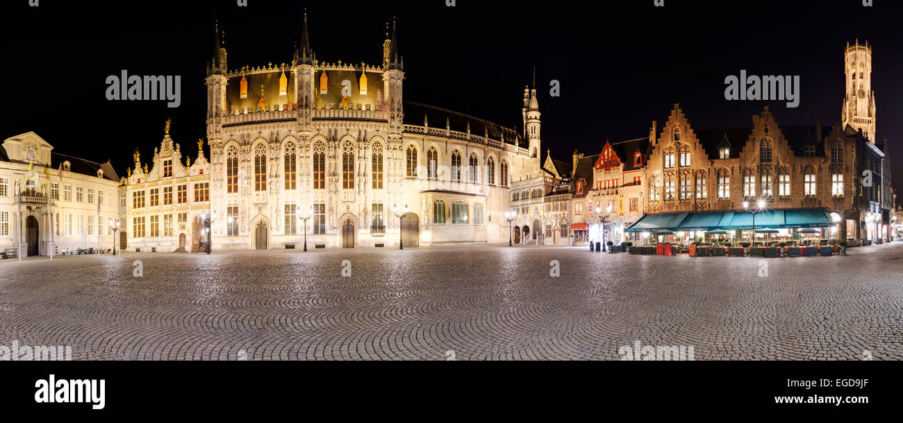 Panorama der weiten Burgplatz in der Altstadt von Brügge mit dem Glockenturm im Hintergrund, Flandern, Belgien Stockfoto