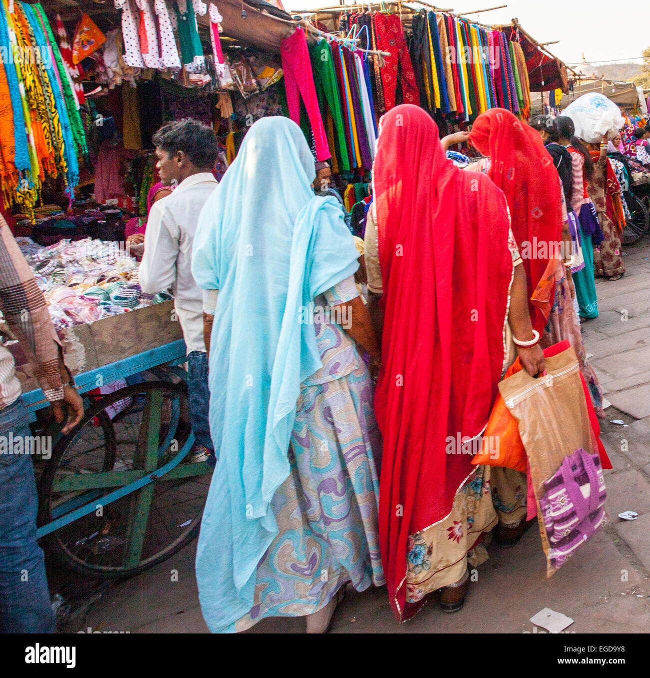 Bunte Saris in einem indischen Markt Stockfoto