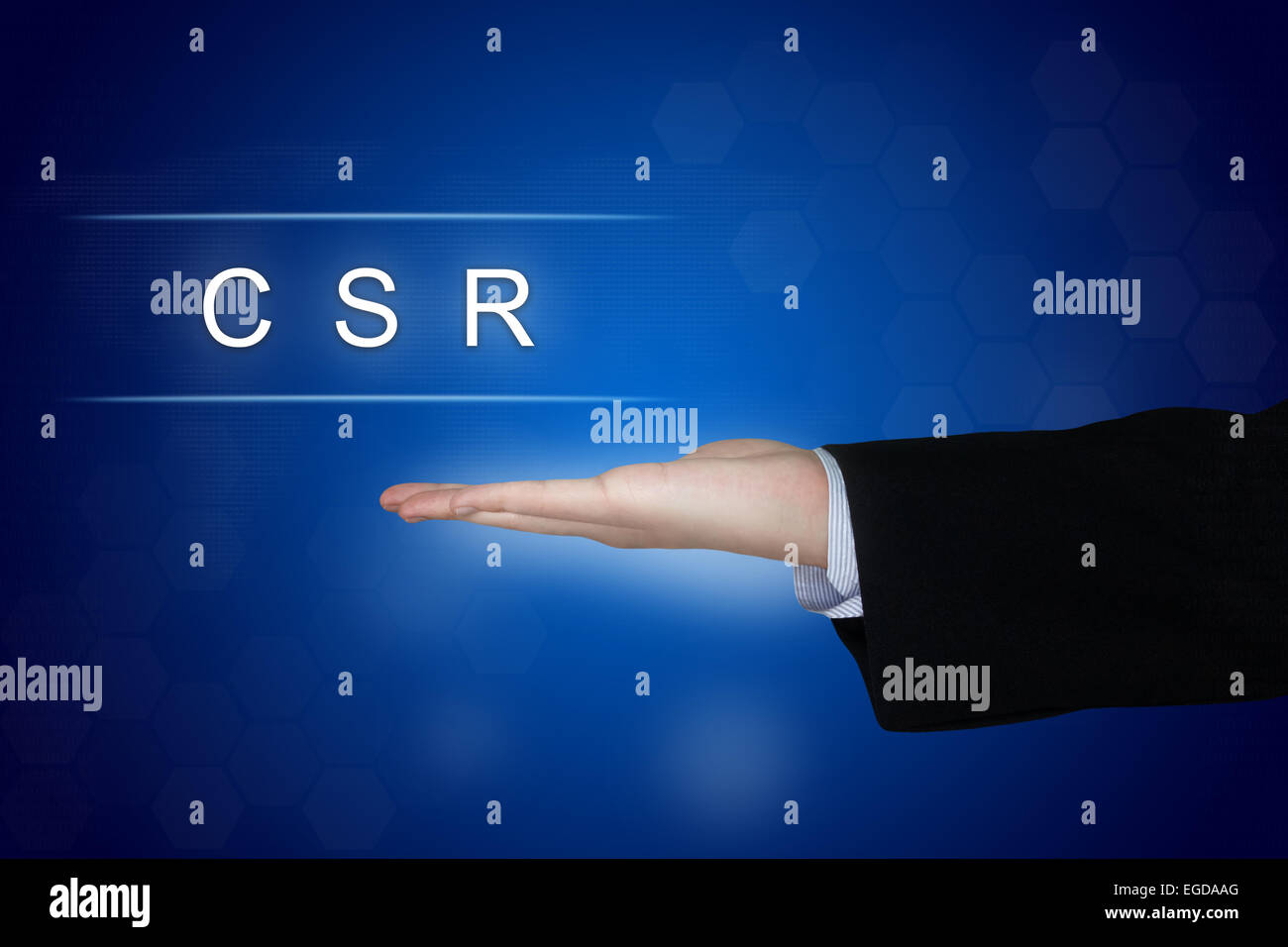CSR oder Corporate soziale Verantwortung-Taste mit Business Hand auf blauem Hintergrund Stockfoto