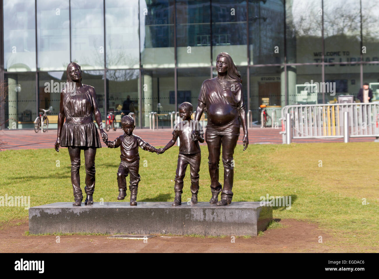 Skulptur von einer echten Birmingham-UK-Familie Stockfoto