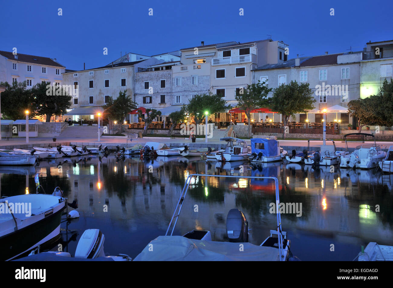 DDie alten Hafen der Stadt Pag im Abendlicht, Insel Pag, Dalmatien, Adria, Kroatien Stockfoto