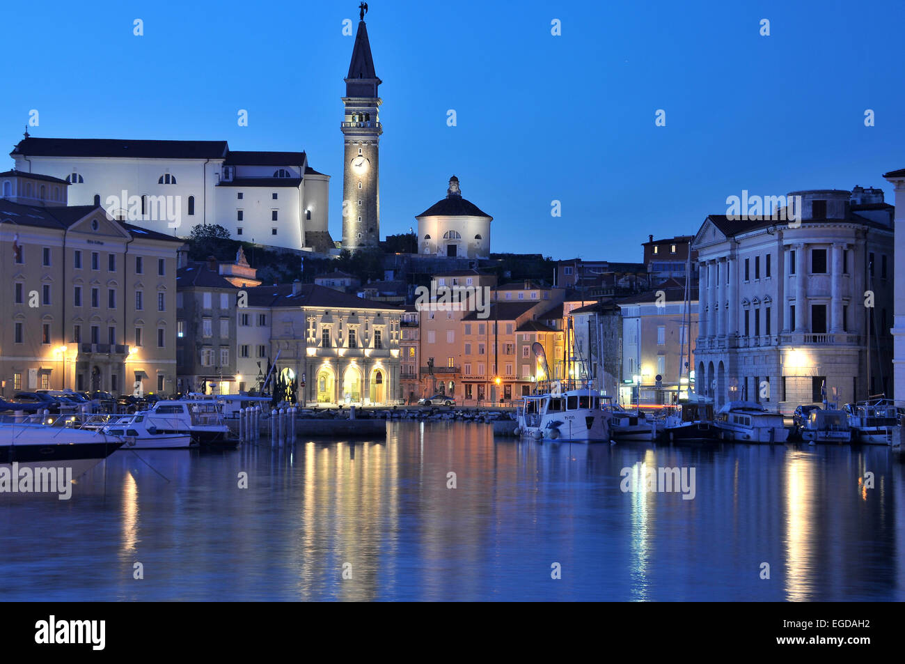 Blick über den Hafen der Stadt in Richtung der alten Stadt, Piran, Golf von Triest, Slowenien Stockfoto