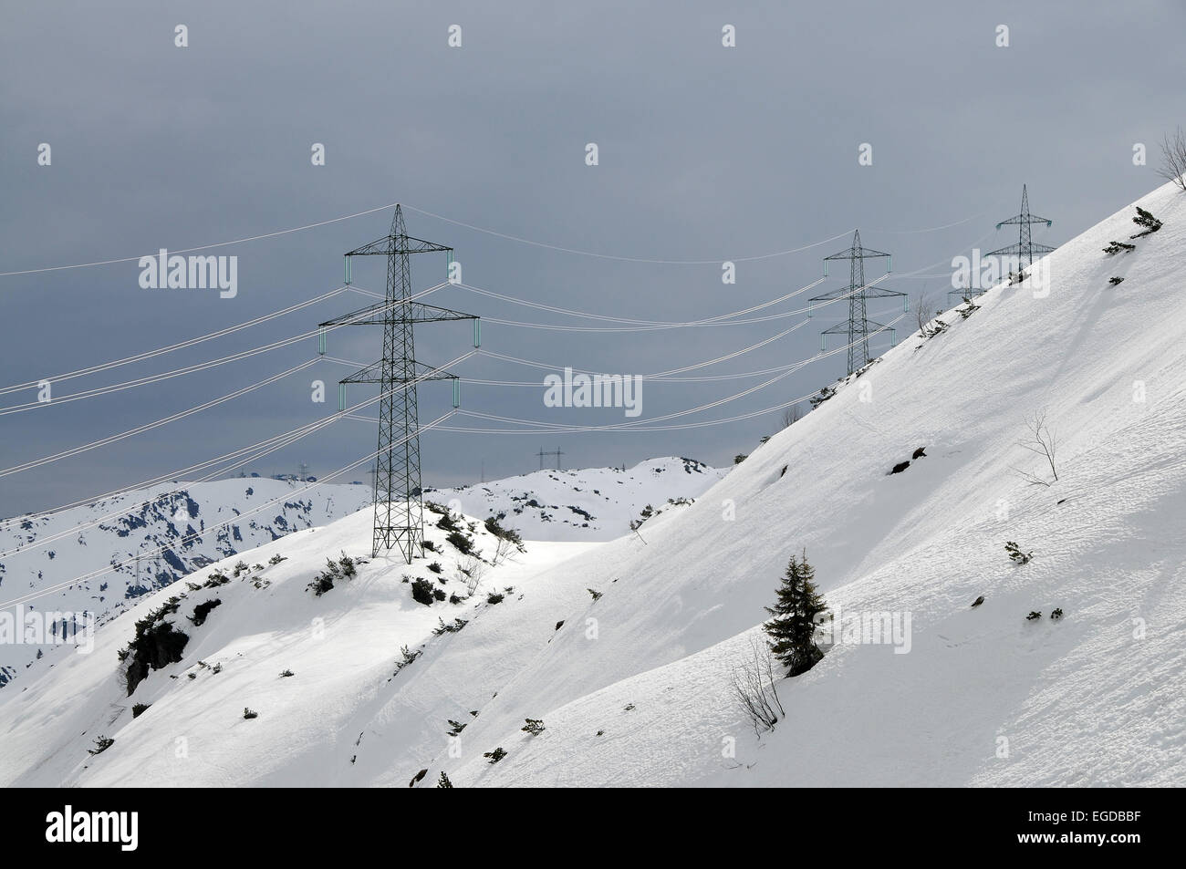 Großen Überlandleitungen Kabel über Stuben am Arlberg im Winter, Tirol, Österreich Stockfoto