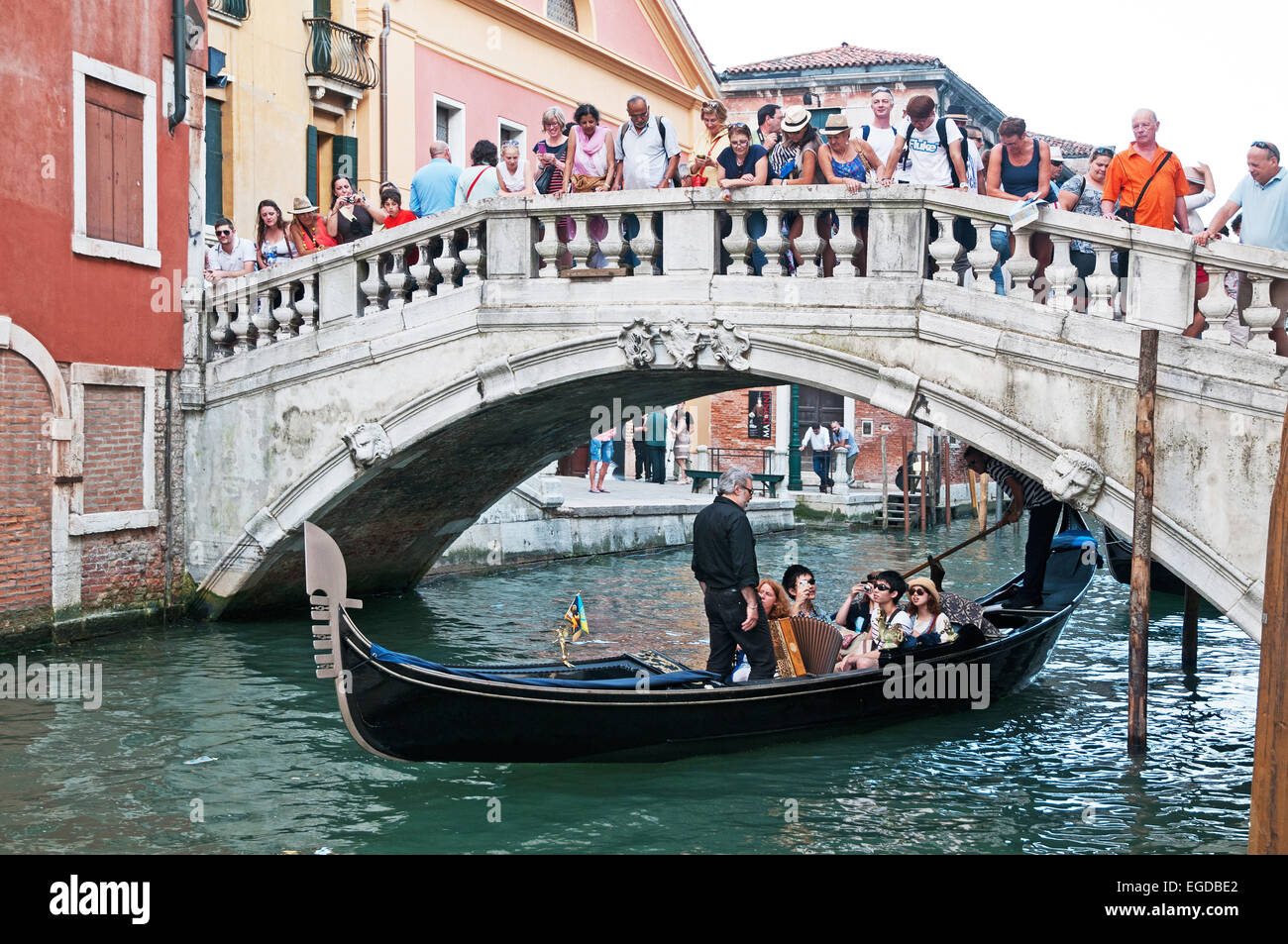 Männliche Opernsängerin unterhält Familie auf Godola Los unter Brücke Rio de Palazzo de Canonica Venedig in der Nähe Seufzerbrücke Stockfoto
