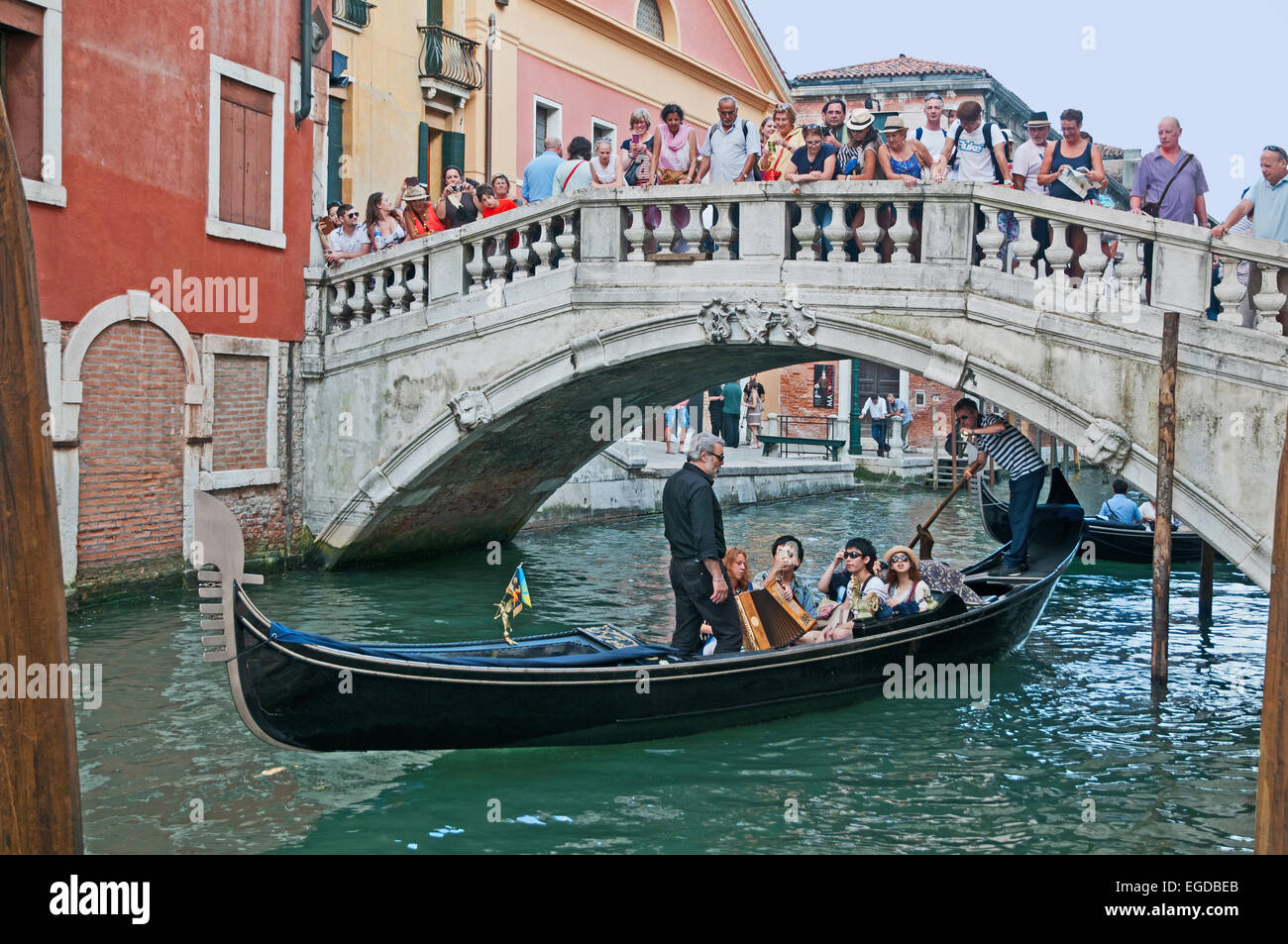 Männliche Opernsängerin unterhält Familie auf Godola Los unter Brücke Rio de Palazzo de Canonica Venedig in der Nähe Seufzerbrücke Stockfoto