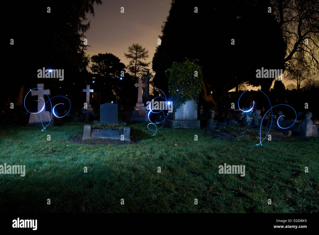 Lightpainting im Friedhof Stockfoto