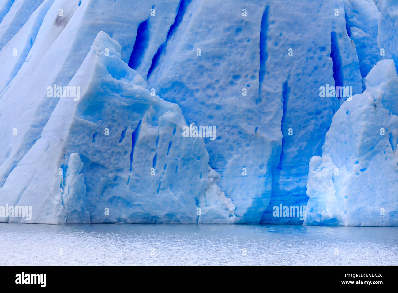 Chile, Patagonien, Torres del Paine Nationalpark (UNESCO-Website), See und Gletscher grau Stockfoto