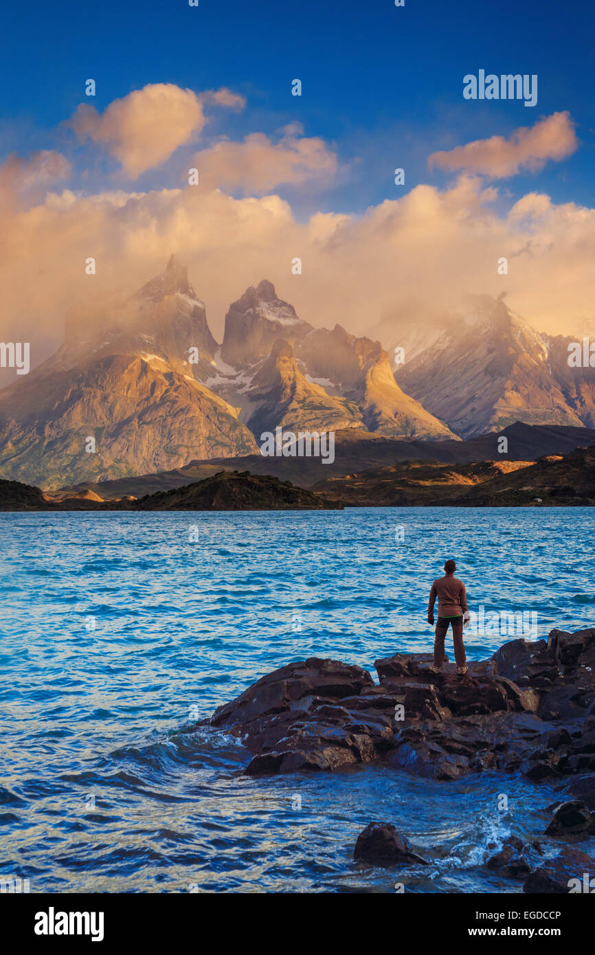 Chile, Patagonien, Torres del Paine Nationalpark (UNESCO-Website), Cuernos del Paine Gipfel und See Pehoe Stockfoto