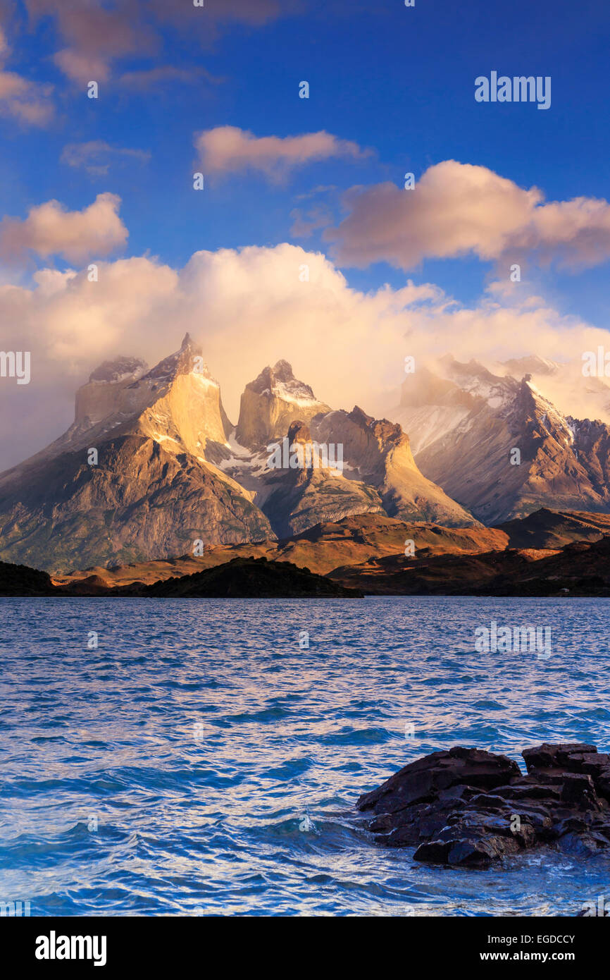 Chile, Patagonien, Torres del Paine Nationalpark (UNESCO-Website), Cuernos del Paine Gipfel und See Pehoe Stockfoto