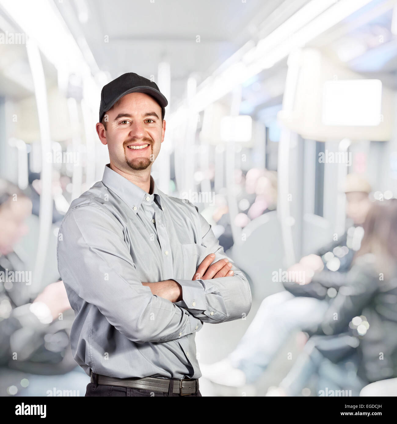 lächelnde Arbeiter in Uniform auf Zug Stockfoto