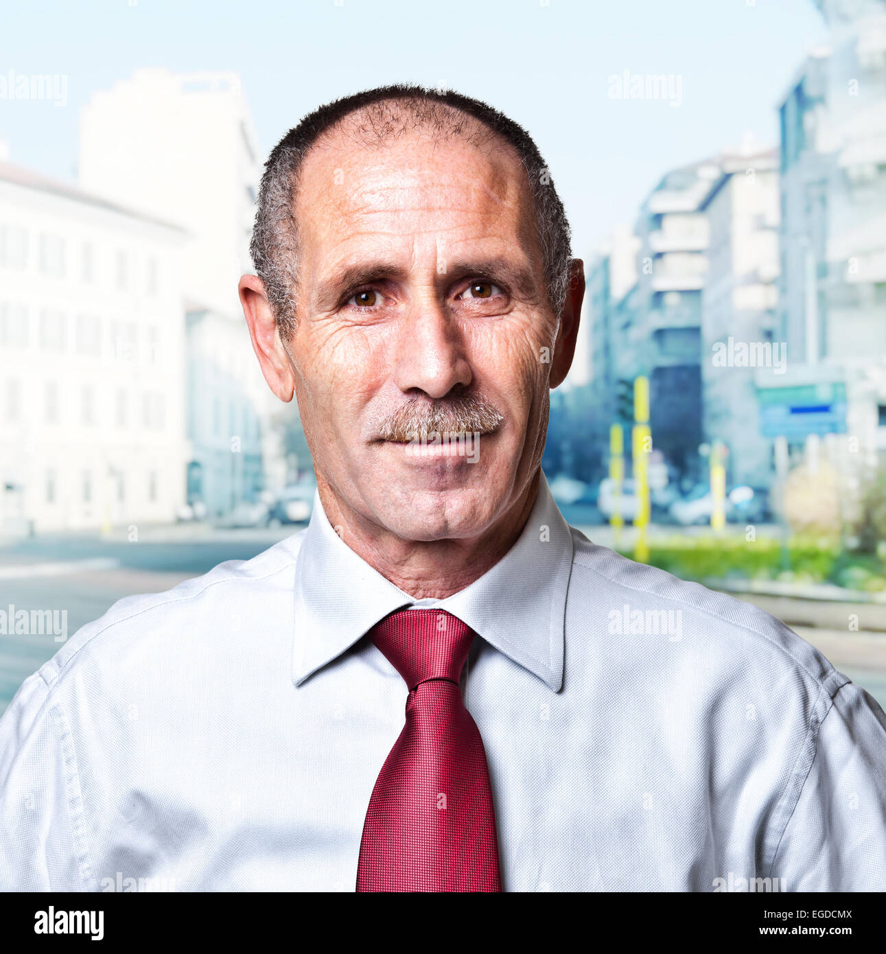 Senior-Unternehmer Portrait und Stadt Hintergrund Stockfoto