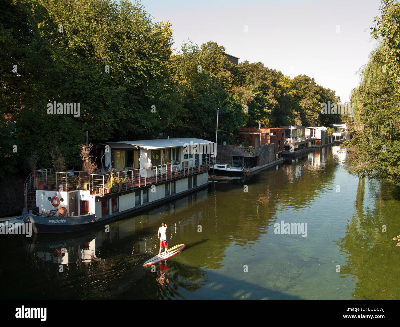 Stehen Sie paddeln auf einem Kanal vor Hausboote, Hanse Stadt Hamburg, Deutschland auf Stockfoto