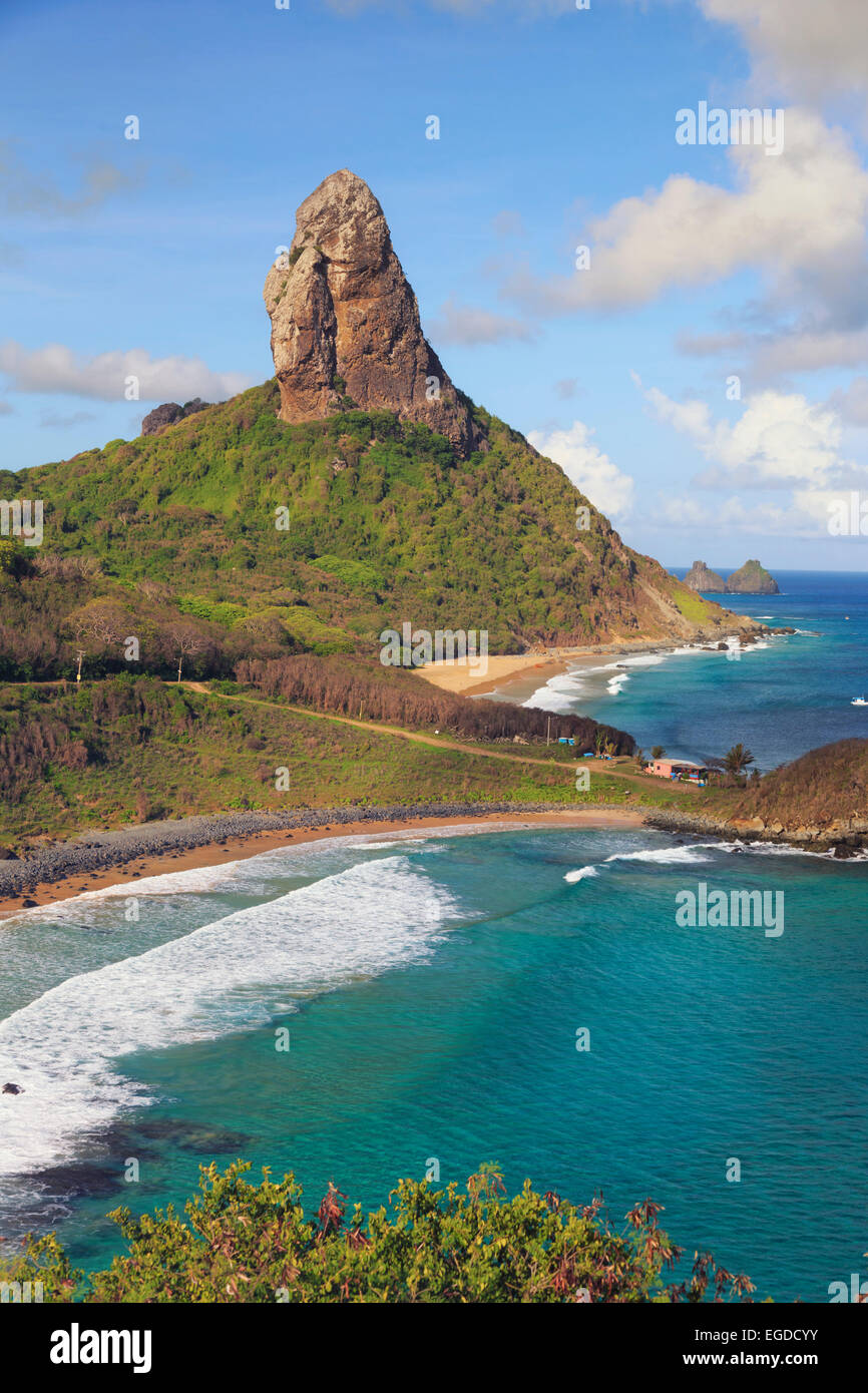 Brasilien, Fernando De Noronha, Conceicao, Meio und Cachorro Strand mit Morro Pico Berg im Hintergrund Stockfoto
