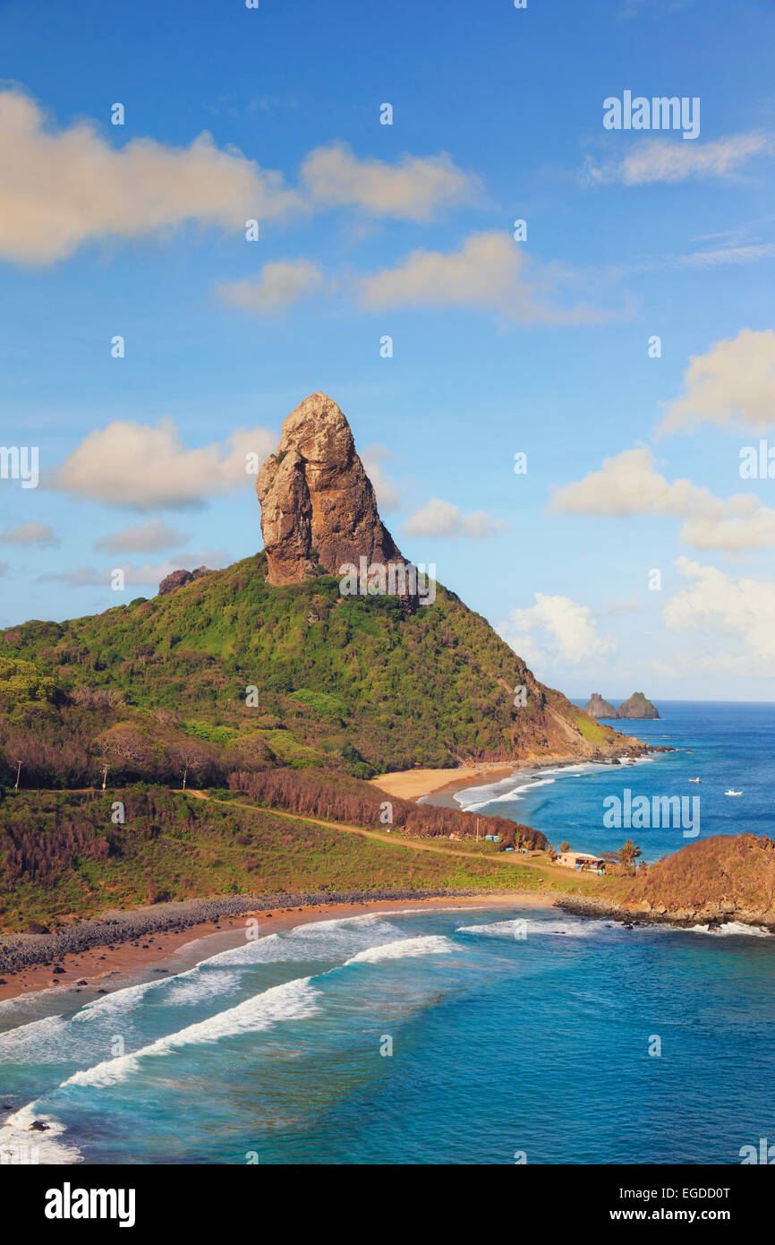 Brasilien, Fernando De Noronha, Conceicao, Meio und Cachorro Strand mit Morro Pico Berg im Hintergrund Stockfoto