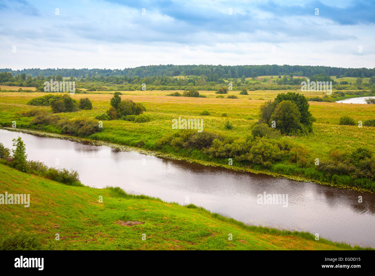 Sorot-Fluss in den Sommertag, russische Landschaft im ländlichen Raum Stockfoto