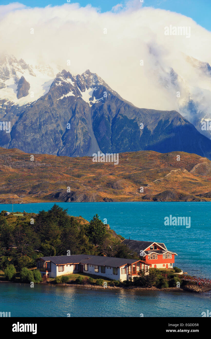 Chile, Patagonien, Torres del Paine Nationalpark (UNESCO-Website), Cuernos del Paine Spitzen und Hosteria Pehoe Historic Hotel Stockfoto