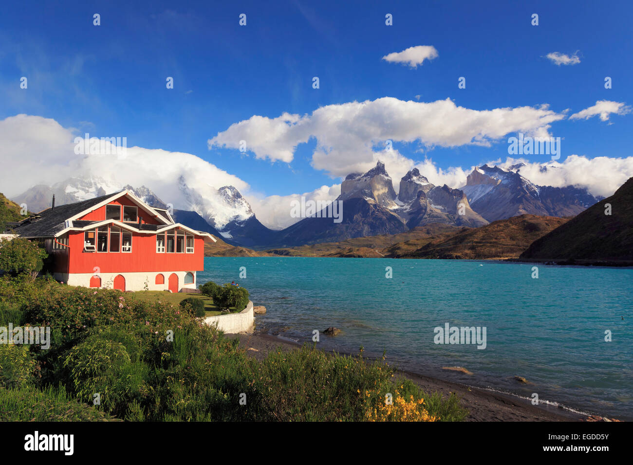 Chile, Patagonien, Torres del Paine Nationalpark (UNESCO-Website), Cuernos del Paine Spitzen und Hosteria Pehoe Historic Hotel Stockfoto