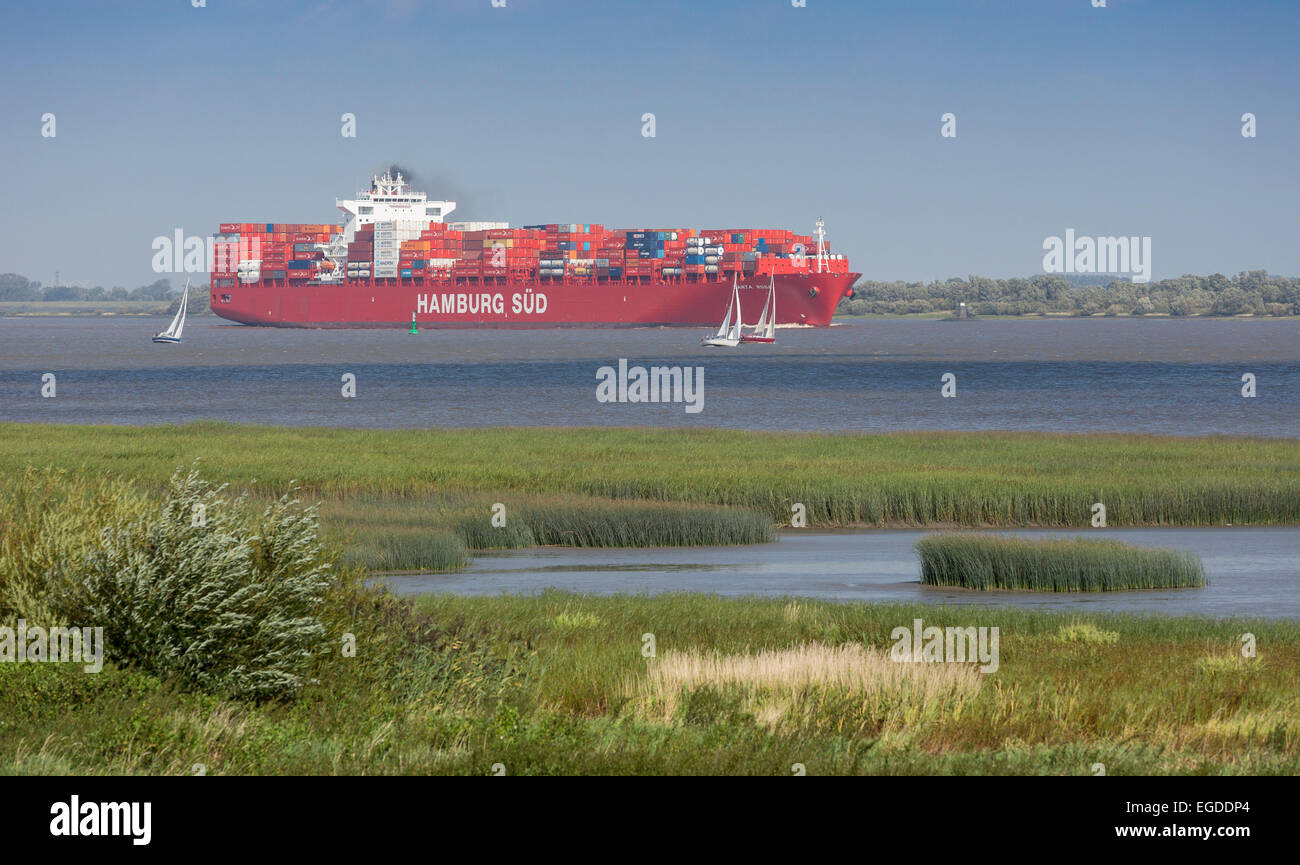Container-Schiff Santa Rosa von der Reederei Hamburg verklagt an der Elbe in der Nähe von Stade, Hamburg, Deutschland Stockfoto