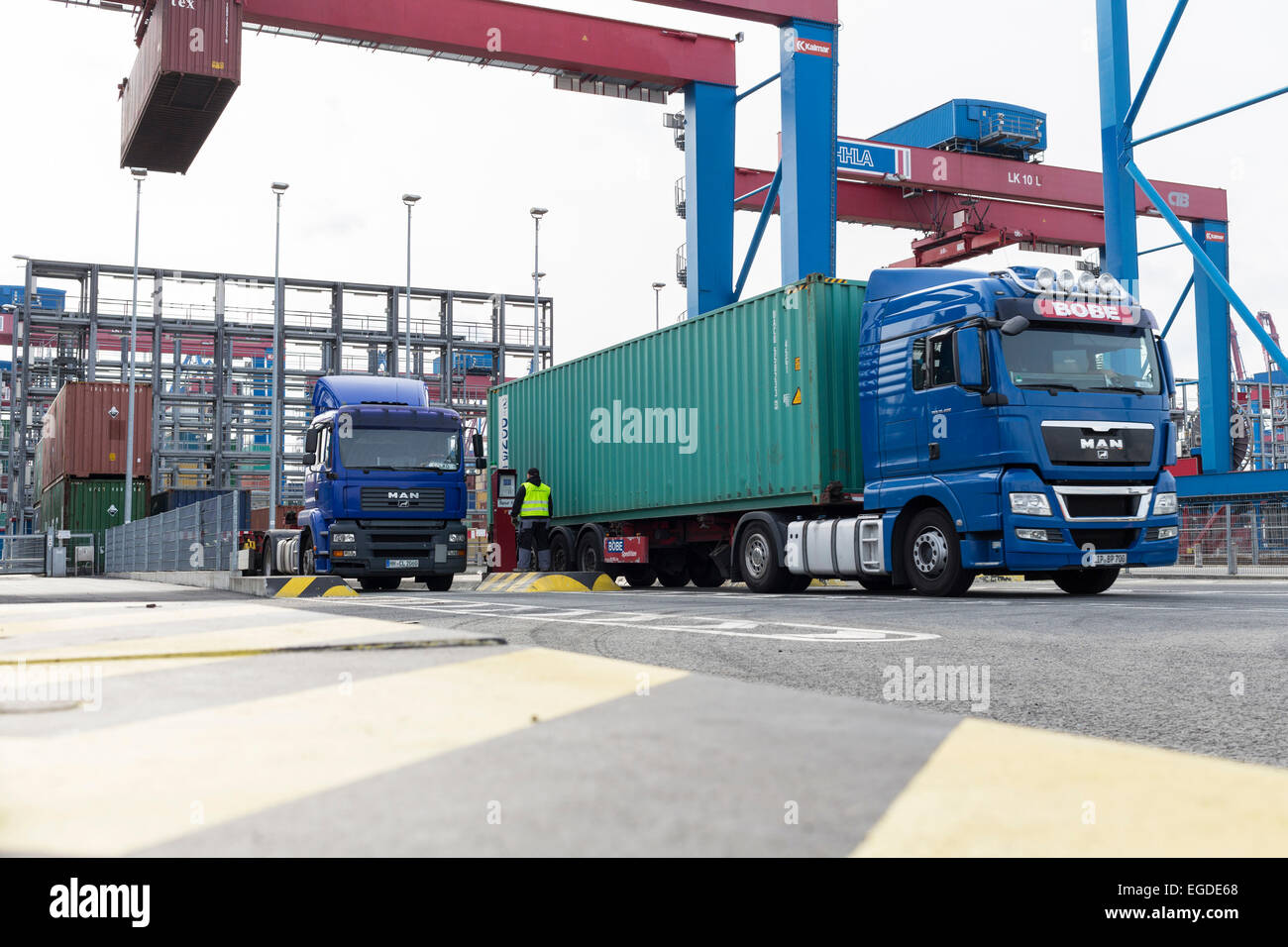 Containerbeladung eines LKW im Hamburger Hafen, Hamburg, Deutschland Stockfoto