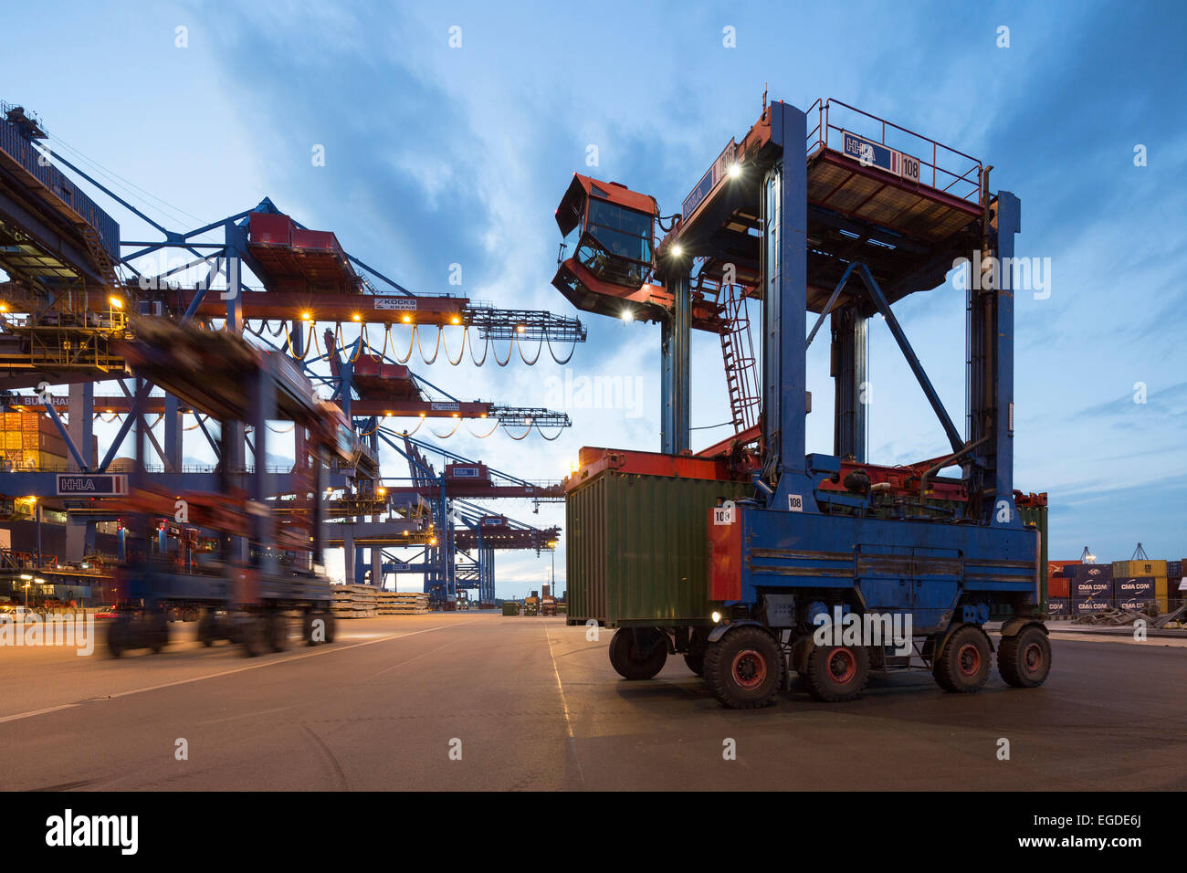 Portraner zum Be- und Entladen ein Containerschiff im Hamburger Hafen, Burchardkai, Hamburg, Deutschland Stockfoto