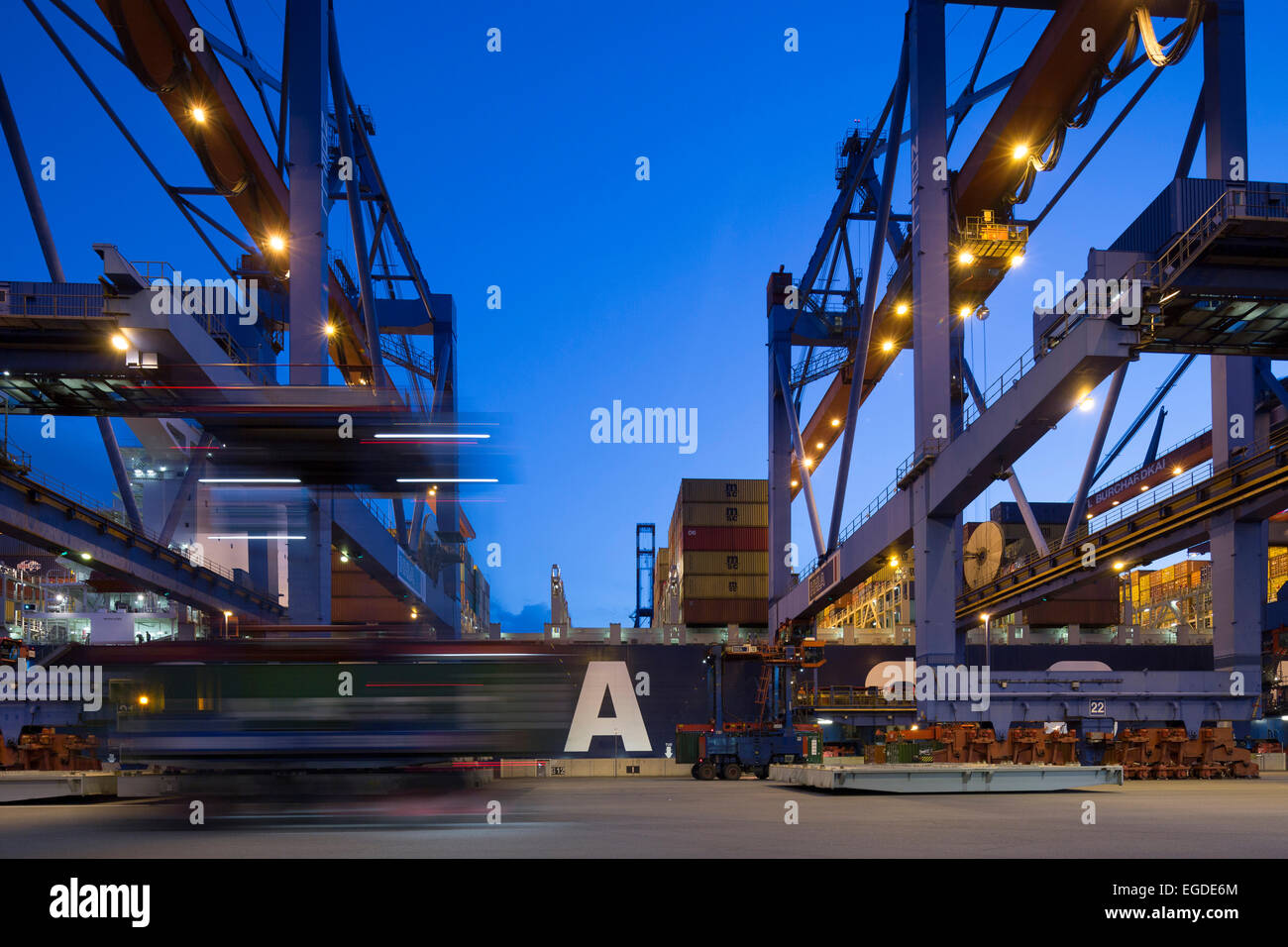 Portraner für Be- und Entladung von einem Containerschiff im Hamburger Hafen, Hamburg, Deutschland Stockfoto
