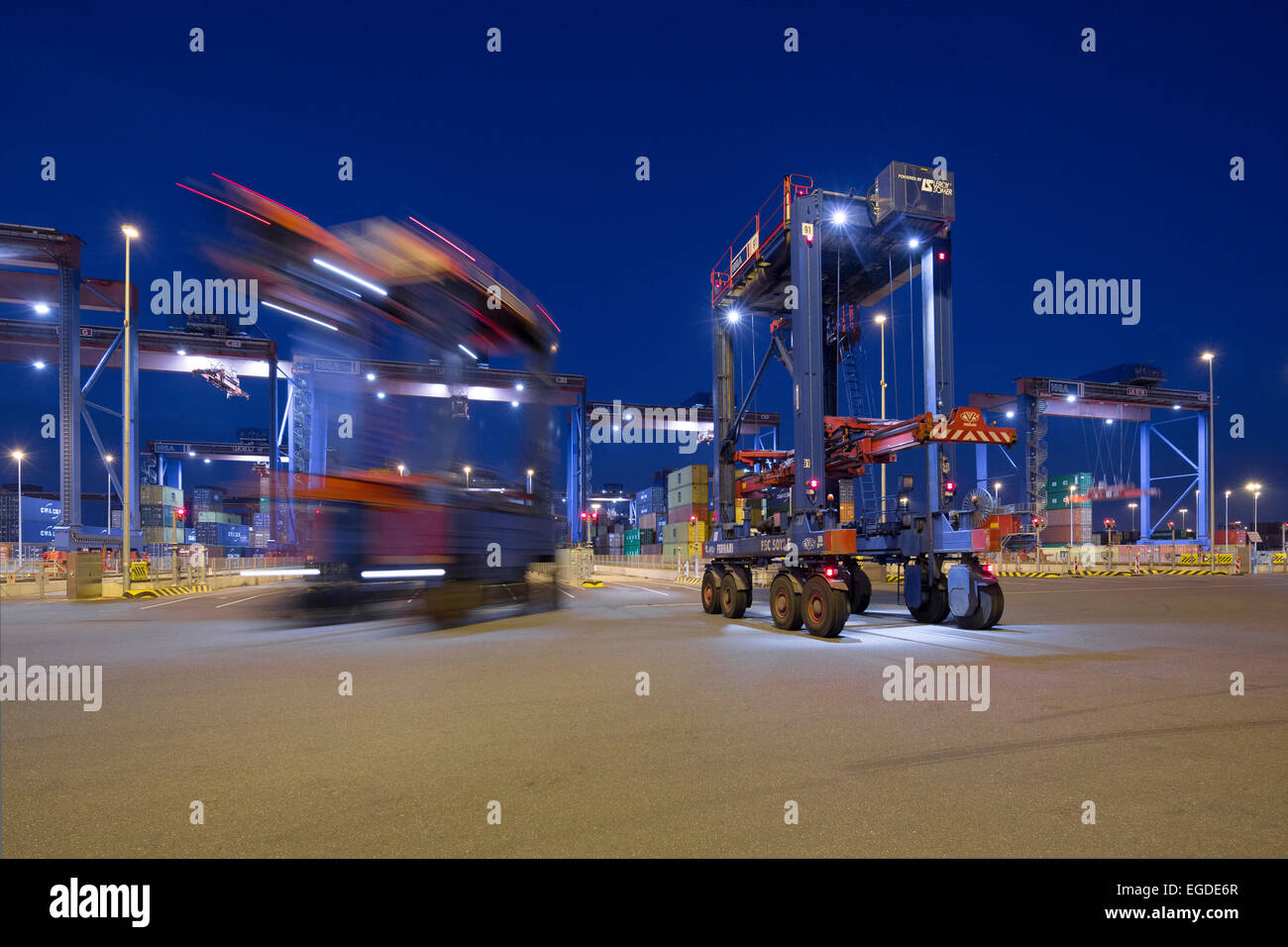Portraner zum Be- und Entladen ein Containerschiff im Hamburger Hafen, Burchardkai, Hamburg, Deutschland Stockfoto