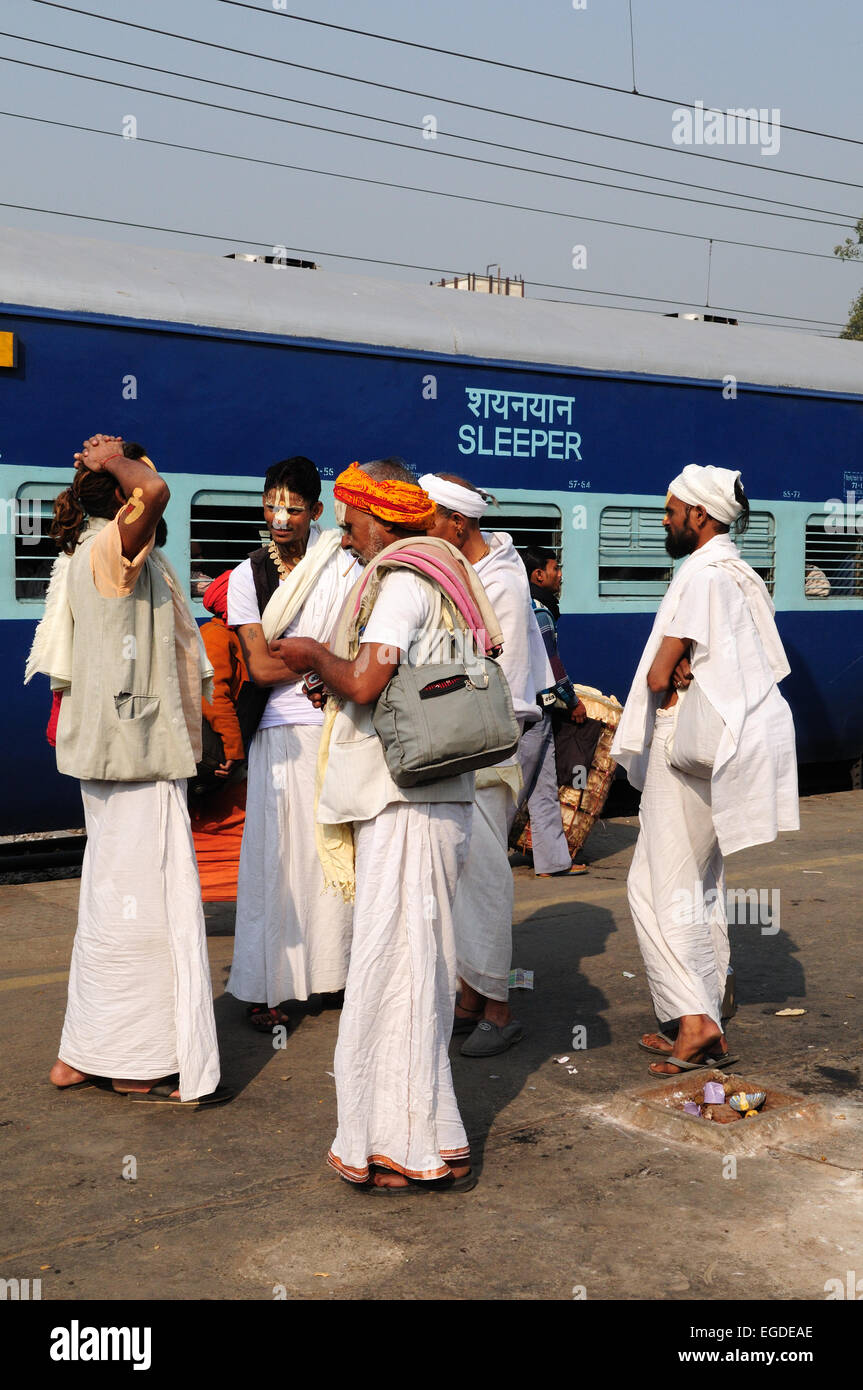 Gruppe von Vishnu Anhänger Sadhu indischen Heiligen Männer warten auf einen Zug am Bahnhof Delhi Indien Stockfoto