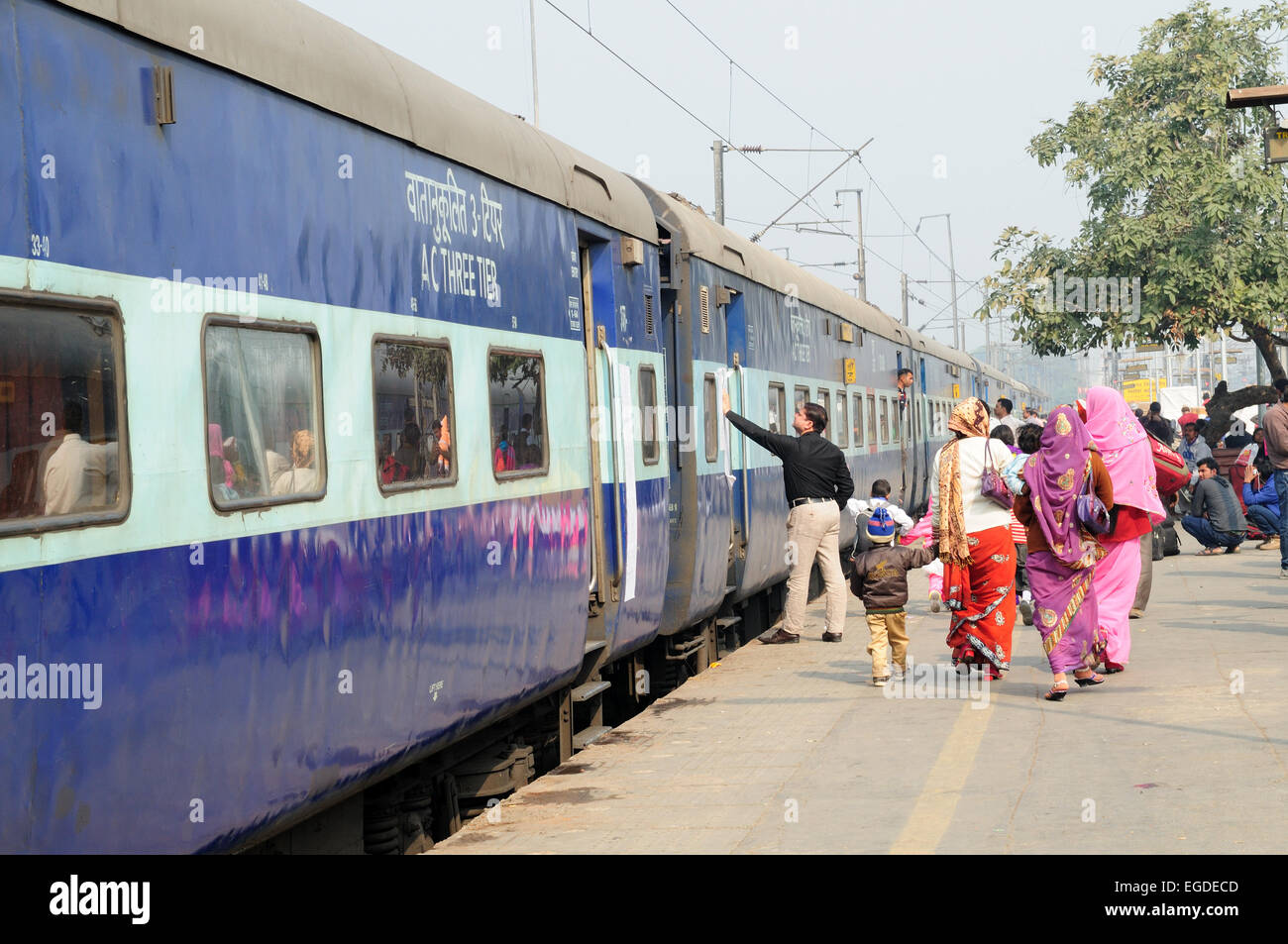 Indische Menschen zu Fuß auf der Plattform eine d einsteigen in einen Zug Bahnhof Delhi Indien Stockfoto