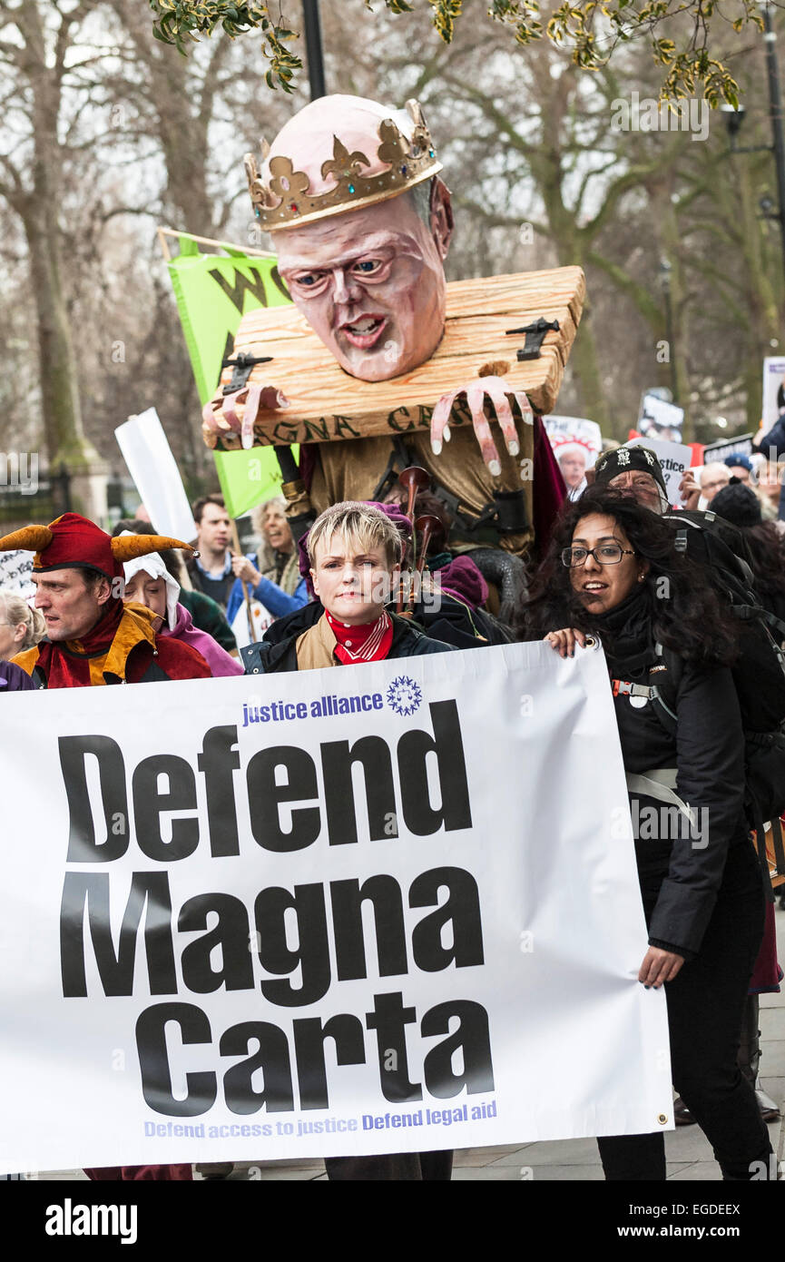 Westminster, London, UK. 23. Februar 2015. Mit Maxine Peake, Star der rechtlichen TV-Drama "Seide" an der Spitze des Marsches, marschierten Hunderte von Juristen, Gewerkschafter und Aktivisten zu einer Kundgebung vor dem Parlament heute aus Protest gegen die Regierung laufenden Kürzungen auf Beratungs-/Prozesskostenhilfe. Bildnachweis: Gordon Scammell/Alamy Live-Nachrichten Stockfoto