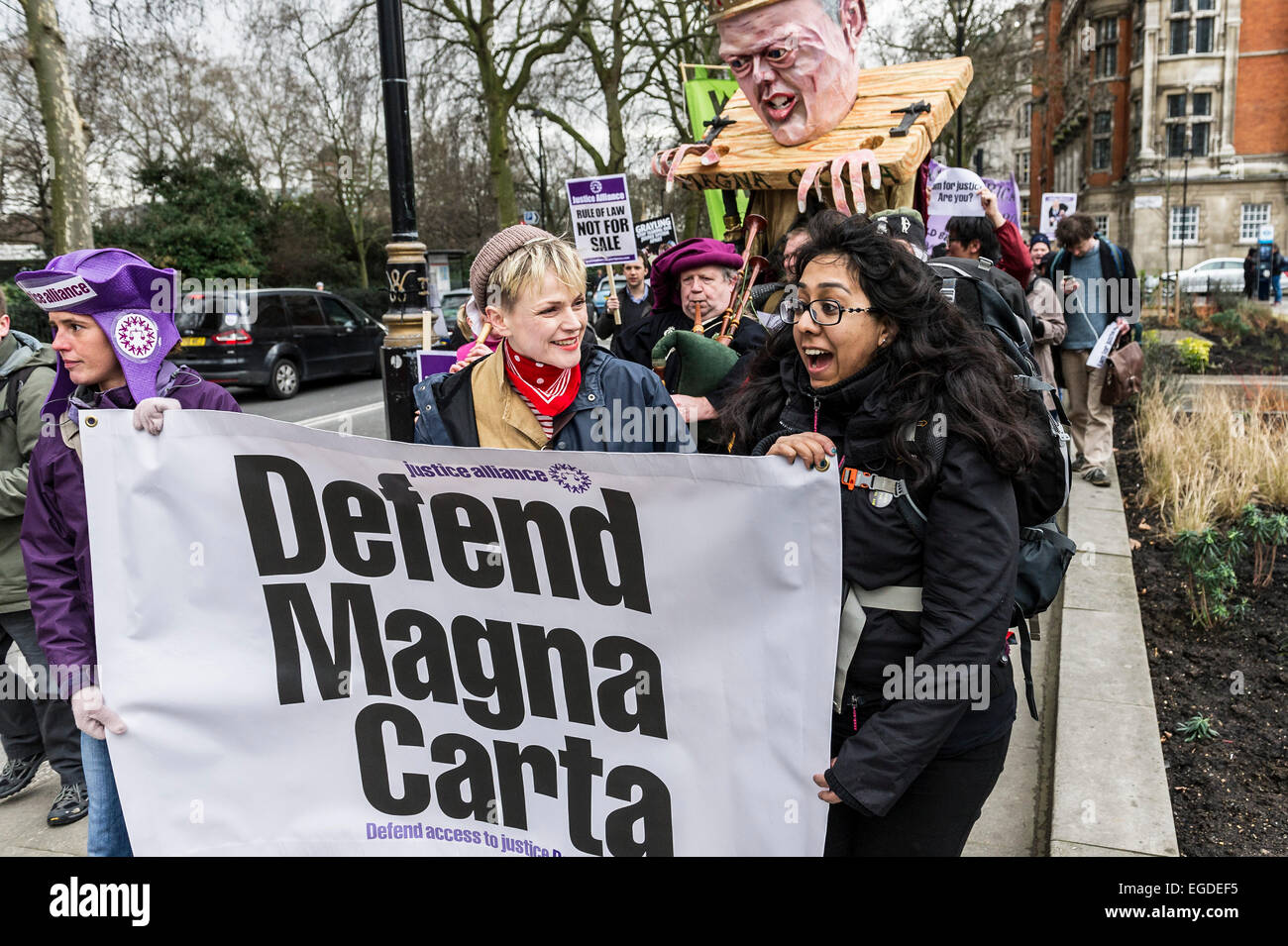 Westminster, London, UK. 23. Februar 2015. Mit Maxine Peake, Star der rechtlichen TV-Drama "Seide" an der Spitze des Marsches, marschierten Hunderte von Juristen, Gewerkschafter und Aktivisten zu einer Kundgebung vor dem Parlament heute aus Protest gegen die Regierung laufenden Kürzungen auf Beratungs-/Prozesskostenhilfe. Bildnachweis: Gordon Scammell/Alamy Live-Nachrichten Stockfoto