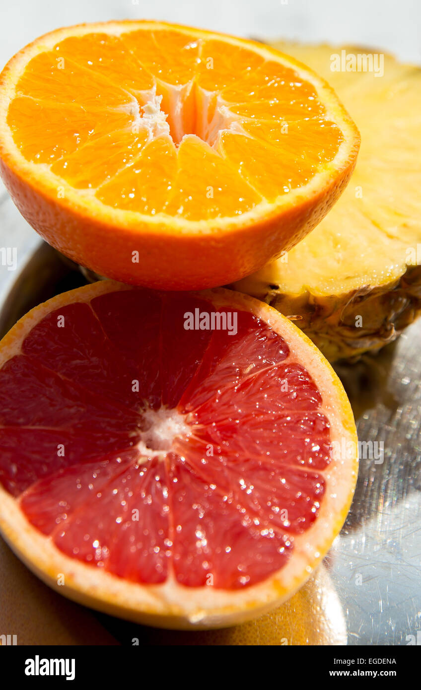 Grapefruit, Orange und Ananas auf Anzeigen im Sonnenlicht essfertig. Stockfoto