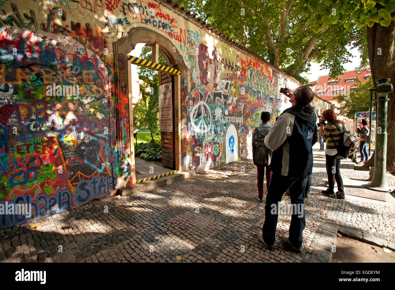 Graffiti an der Wand Lennon auf der Grand Prieuré Square, Prag, Tschechische Republik, Europa Stockfoto