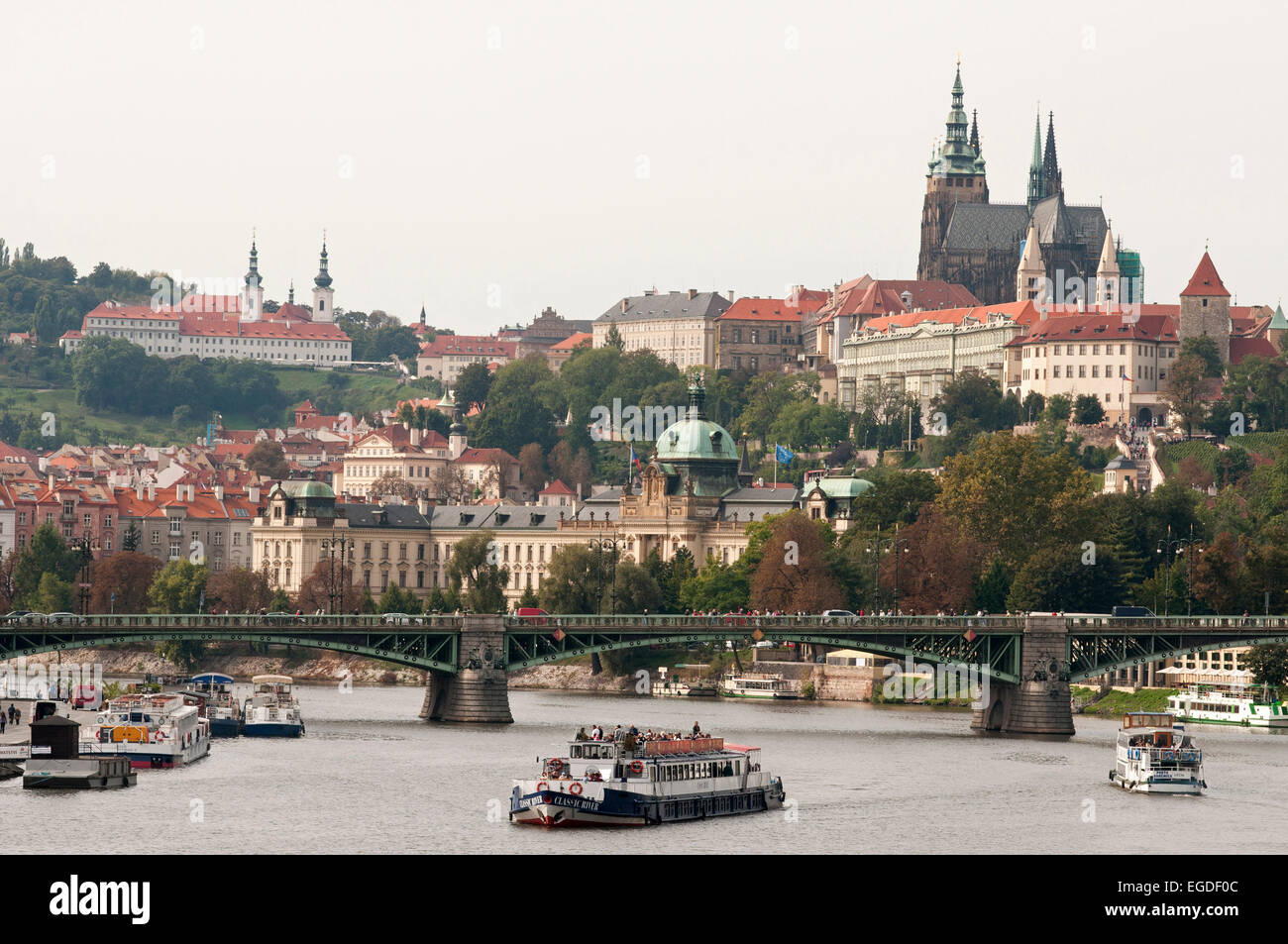 Blick auf die Prager Burg, St.-Veits-Dom und Kapuzinerkloster, Prag, Tschechische Republik, Europa Stockfoto