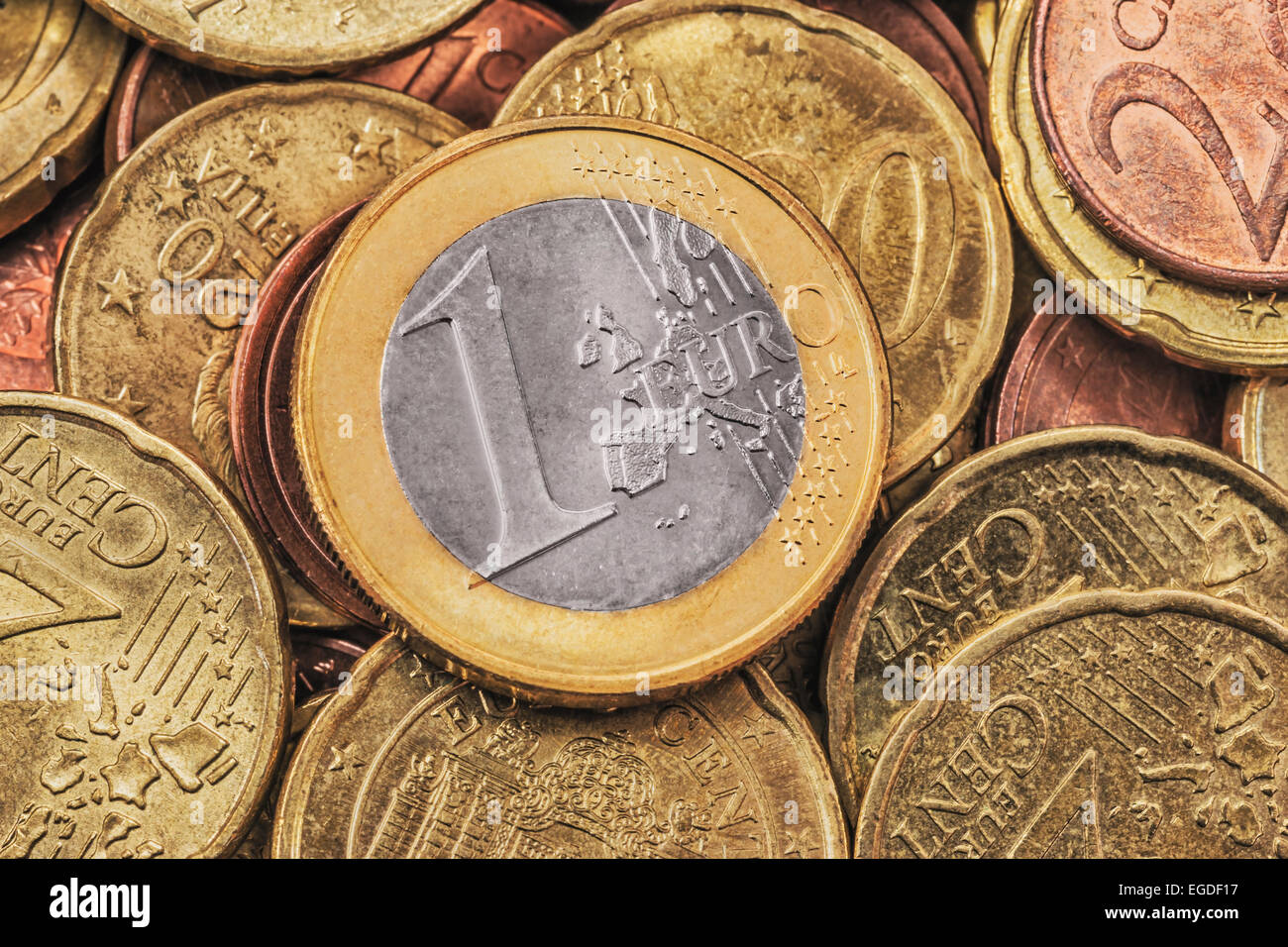 Viele Euro-Münzen an der Spitze ist ein 1-Euro-Münze, Vorderseite Stockfoto