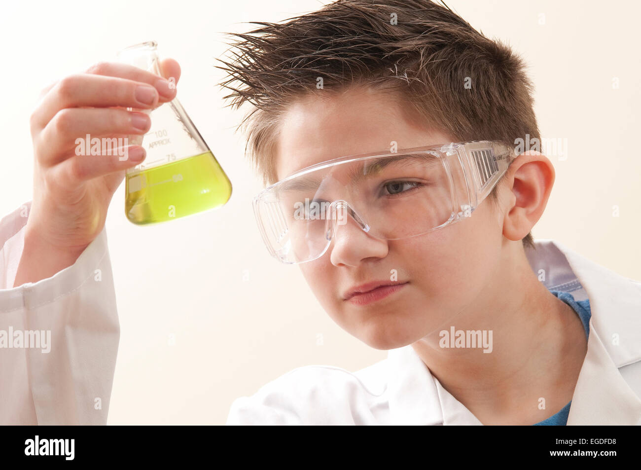 Teenager Schuljunge in Chemie Lektion Stockfoto