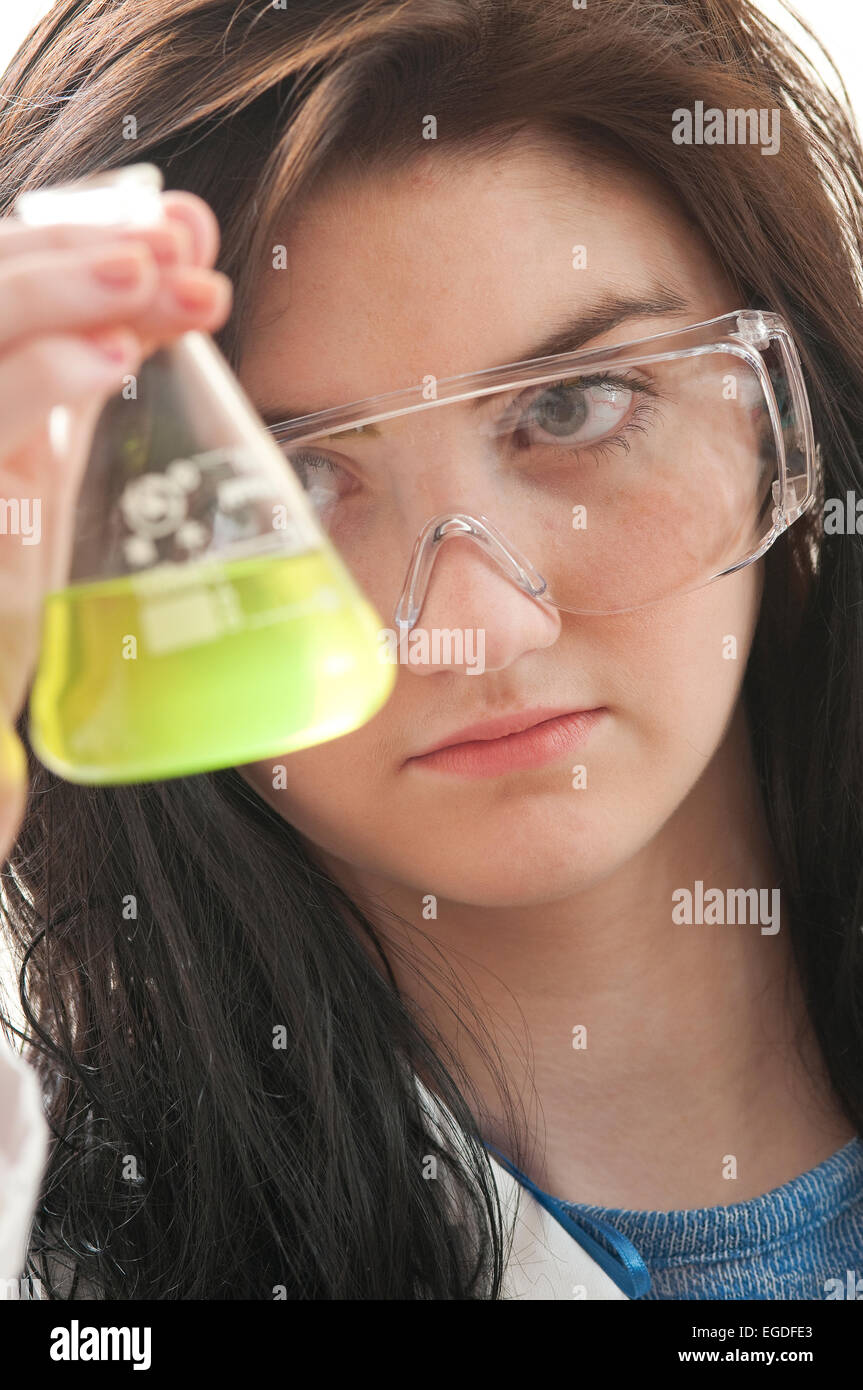 Teenager Schulmädchen in Chemie Lektion Stockfoto