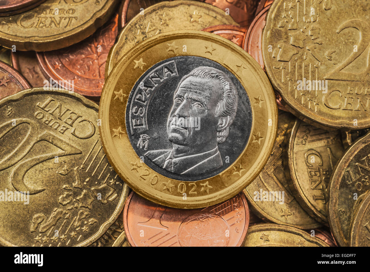 Viele Euro-Münzen an der Spitze ist eine 1-Euro-Münze aus Spanien Stockfoto