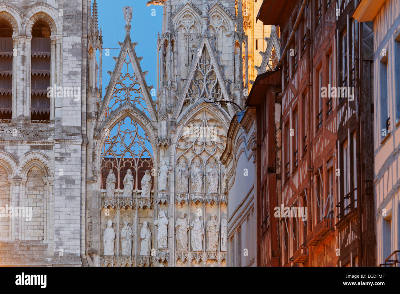 Fassaden in der Rue du Gros Horloge und die Kathedrale Notre-Dame de f'Assomption, Rouen, Normandie, Frankreich Stockfoto