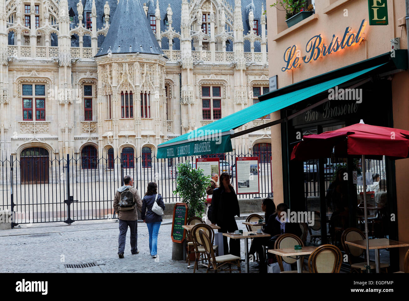 Hotel und Bistro Le Bristol und dem Palais de Justice, Rouen, Seine-Maritime, Normandie, Frankreich Stockfoto