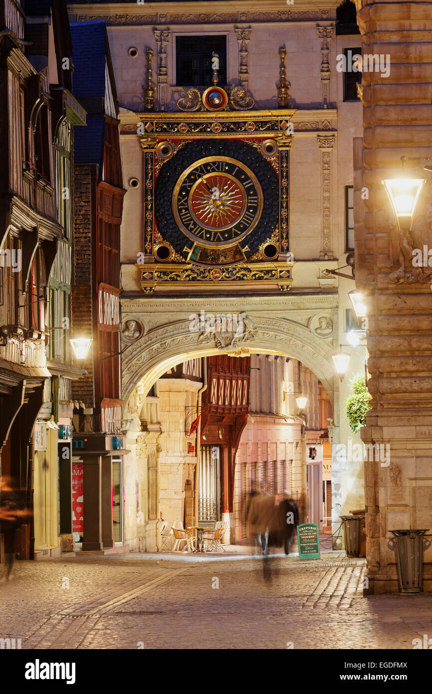 Rue du Gros Horloge und die astronomische Uhr, Rouen, Seine-Maritime, Normandie, Frankreich Stockfoto