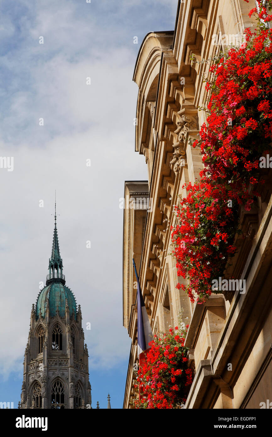 Fassade des Rathauses, Hotel de Ville und Glockenturm der Kathedrale, Bayeux, untere Normandie, Normandie, Frankreich Stockfoto