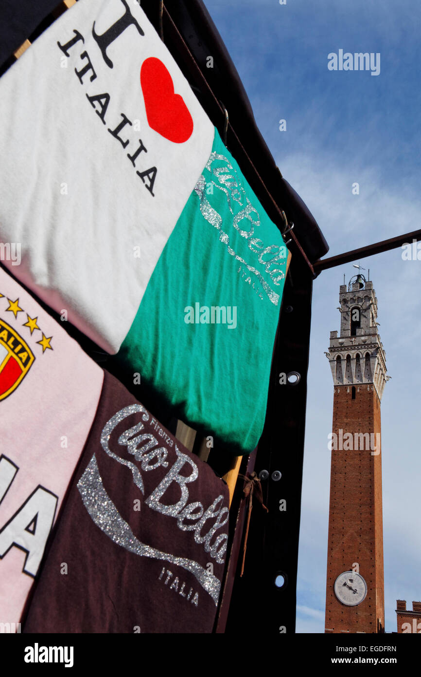 Souvenirs und Turm des Rathauses, Il Mangia, Siena, Toskana, Italien Stockfoto
