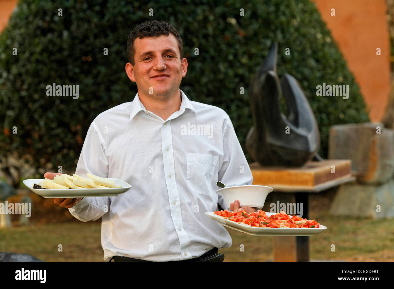 Kellner mit Antipasti, Zimmer-Service, Hotel Villa Mangiacane, San Casciano Val di Pesa, Toskana, Italien Stockfoto