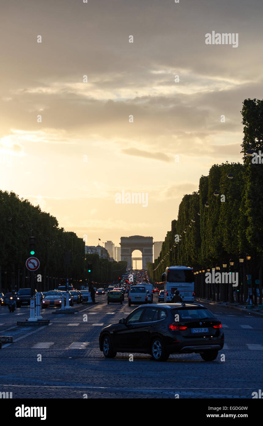 Suchen die Avenue des Champs-Élysées vom Place De La Concorde in Richtung Arc de Triomphe, bei Sonnenuntergang, Paris, Frankreich. Stockfoto